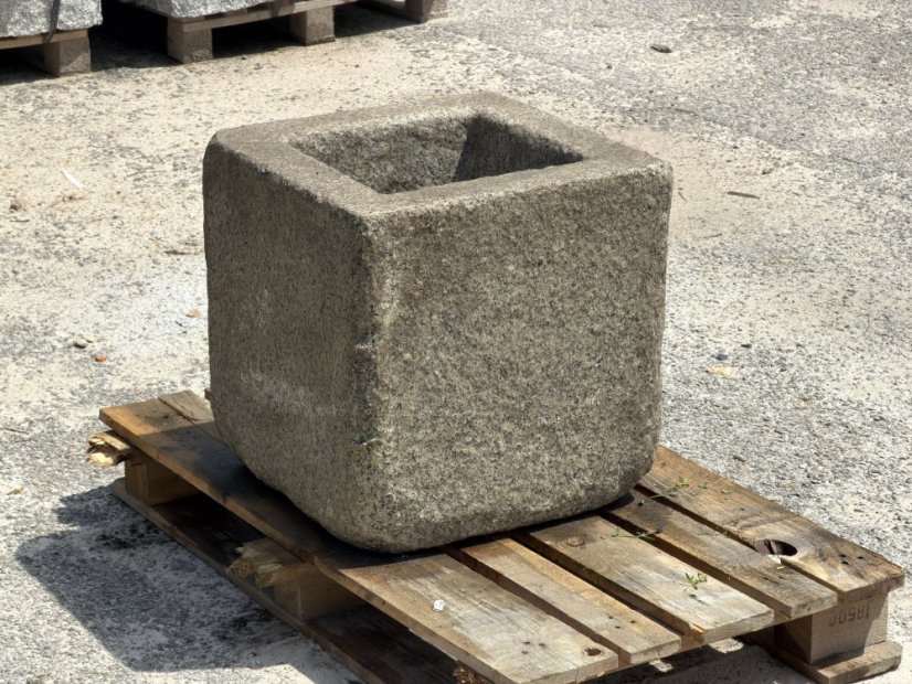 Kamenný květináč
