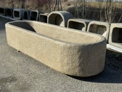 Oválná kamenná nádrž / Stone trough / Steintrog