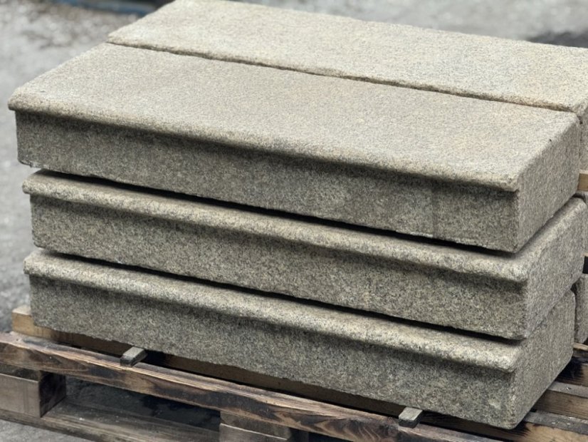 Žulové schody s profilovaným nosem / individuální výroba