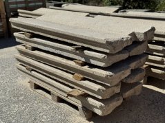 Starý kamenný schod s profilovým kulatým nosem