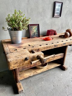 Starý masivní pracovní ponk se dřevěným svěrákem