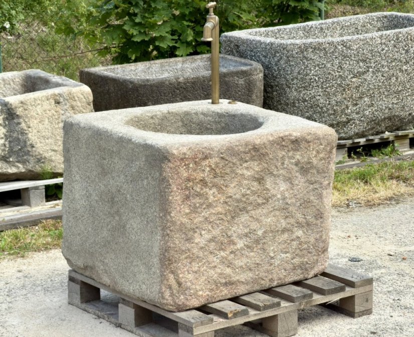 Kamenná nádrž s mosazným vodním prvkem