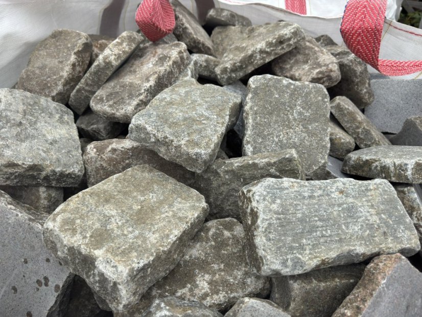 Řezané staré žulové kostky