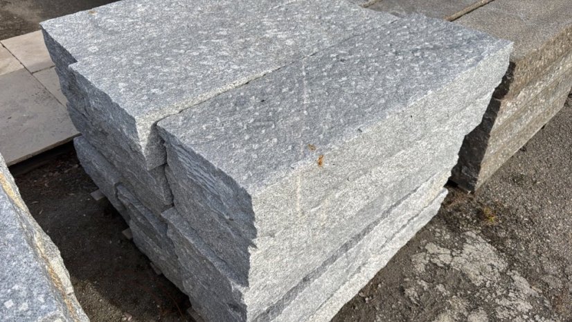 Špicovaný kamenný schod