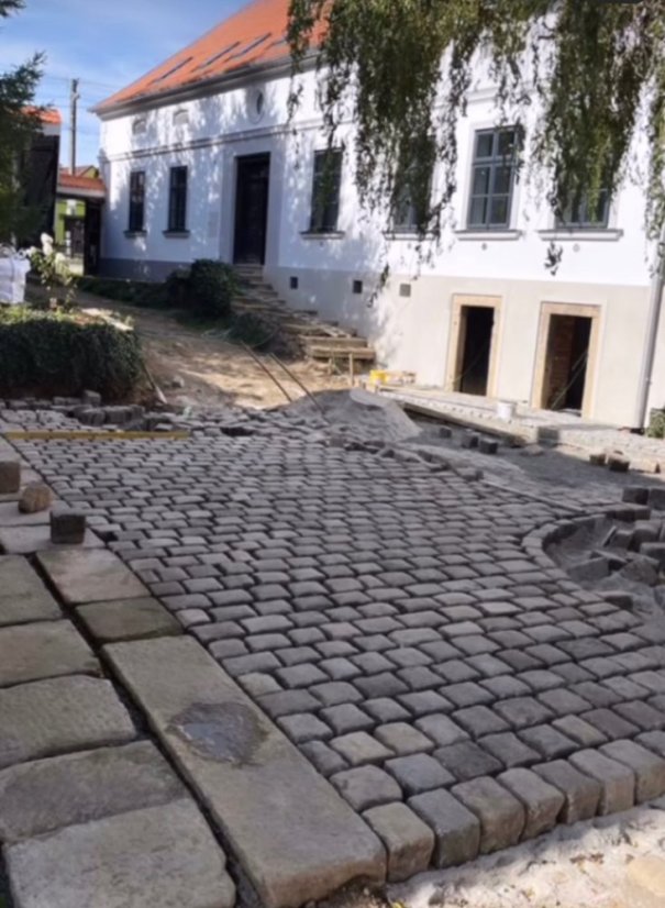 Velké staré dlažební kostky