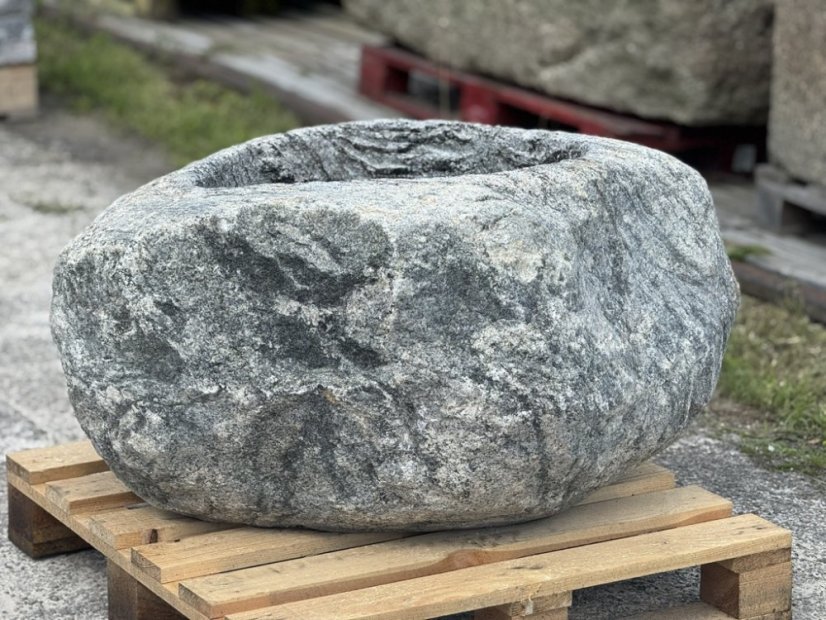 Kamenný balvan / květináč