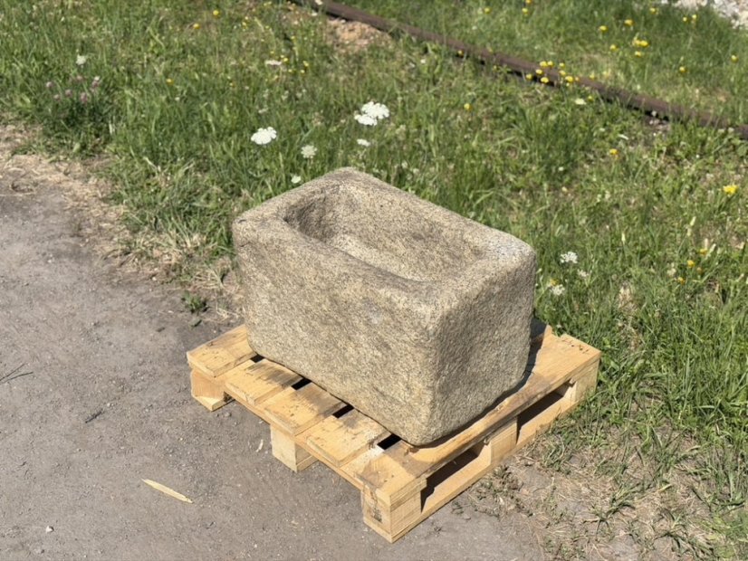 Kamenné koryto / květináč
