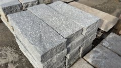 Špicovaný kamenný schod