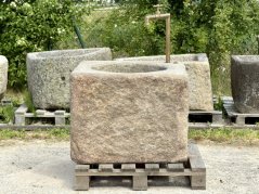 Kamenná nádrž s mosazným vodním prvkem