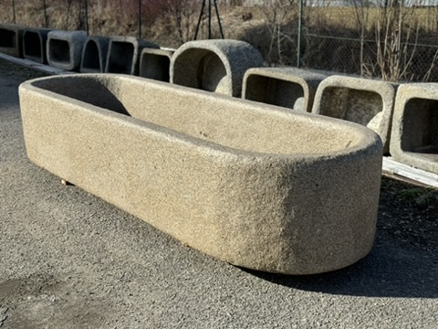 Oválná kamenná nádrž / Stone trough / Steintrog