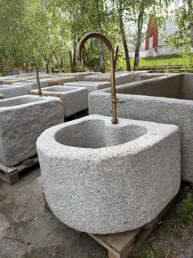 Kamenná nádrž s mosazným vodním prvkem