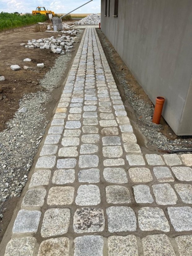 Bubnované dlažební kostky velké - 17/15/8 cm