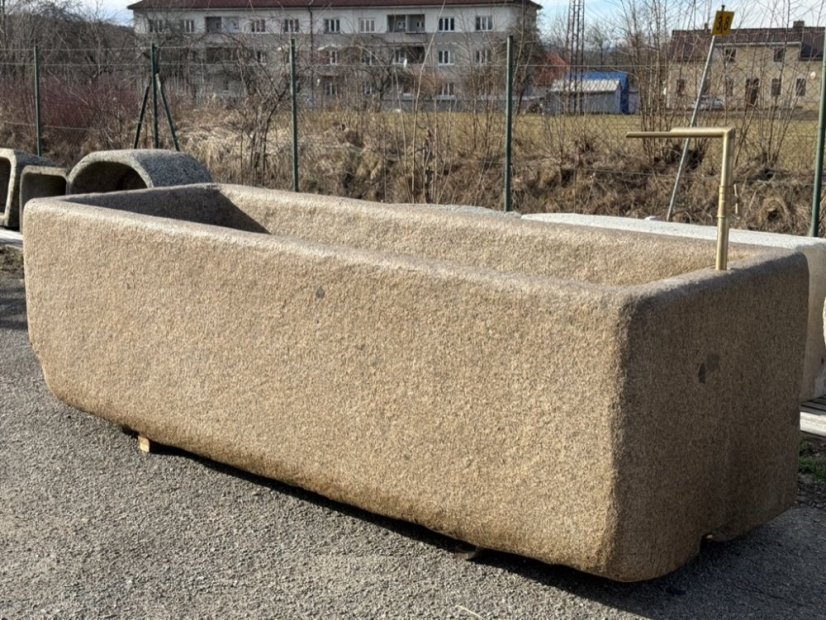 Kamenná kašna / nádrž