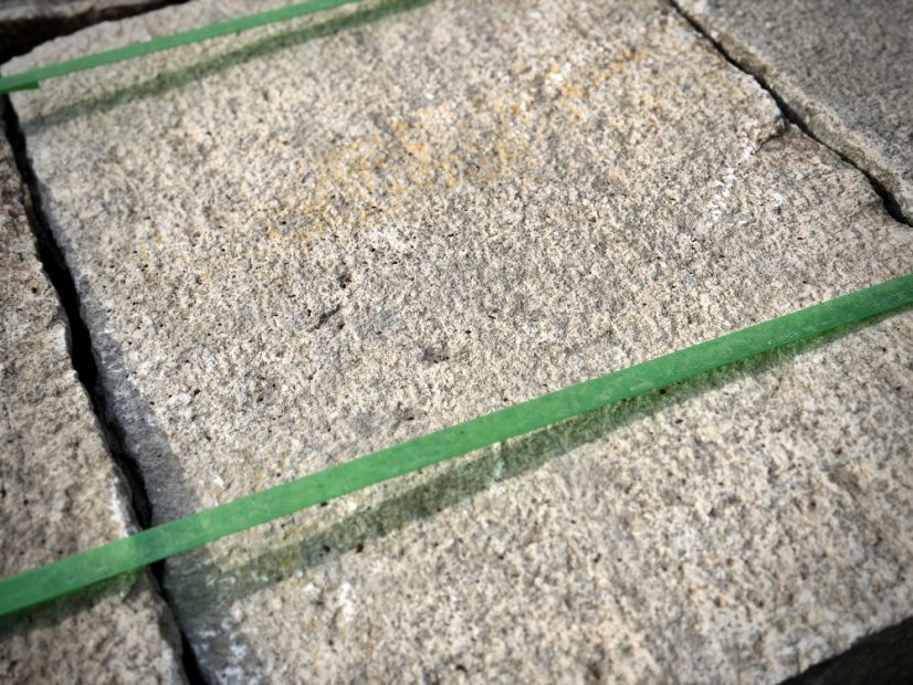 Stará žulová dlažba 60 × 40 × 7–9 cm