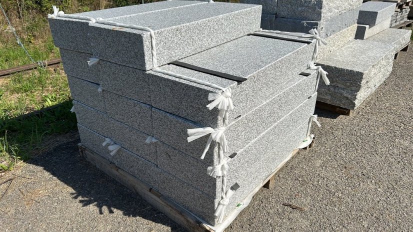 Kamenný masivní schod - Rozměry: 125 x 35 x 15 cm