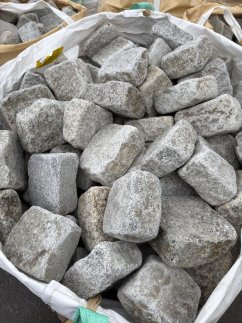 Bubnované dlažební kostky