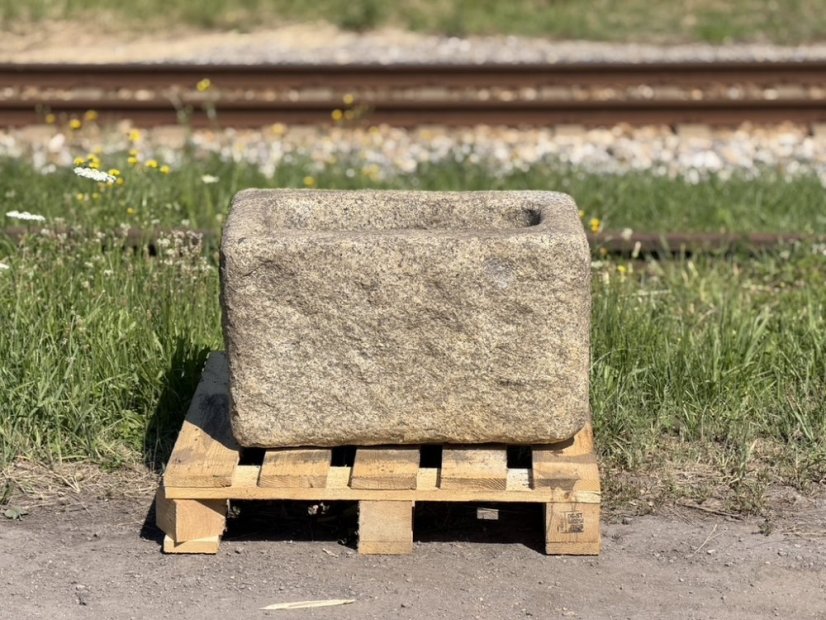 Kamenné koryto / květináč