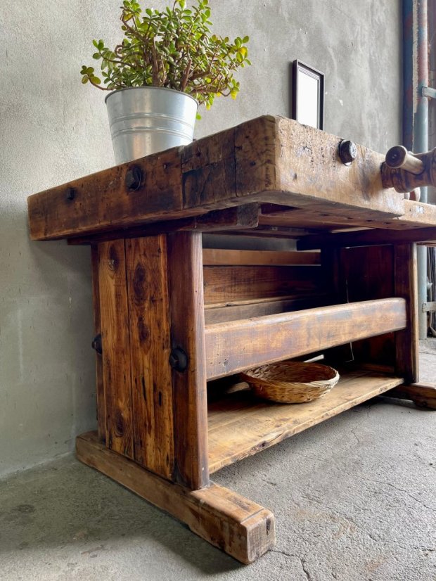 Starý masivní pracovní ponk se dřevěným svěrákem