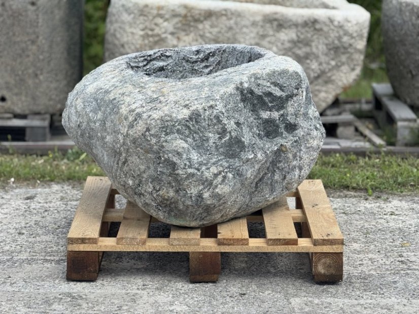 Kamenný balvan / květináč