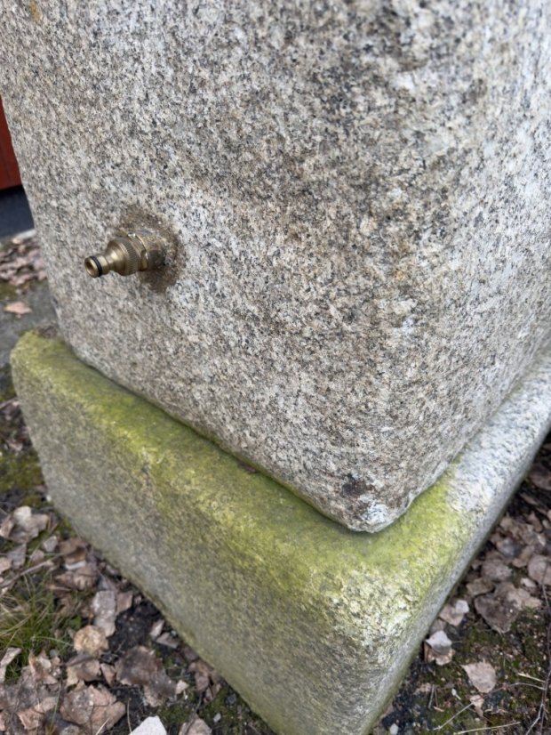 Gardena rychlospojka na spodní části žulového sloupu – připojení vody pro kamennou nádrž / kašnu