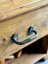 Železné madlo na renovované komodě – detail vintage provedení