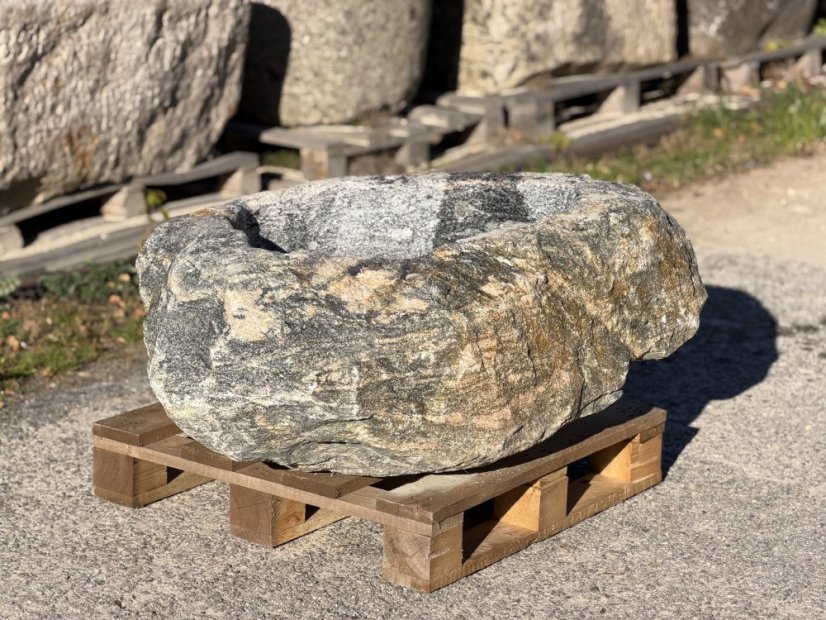 Kamenný balvan / květináč