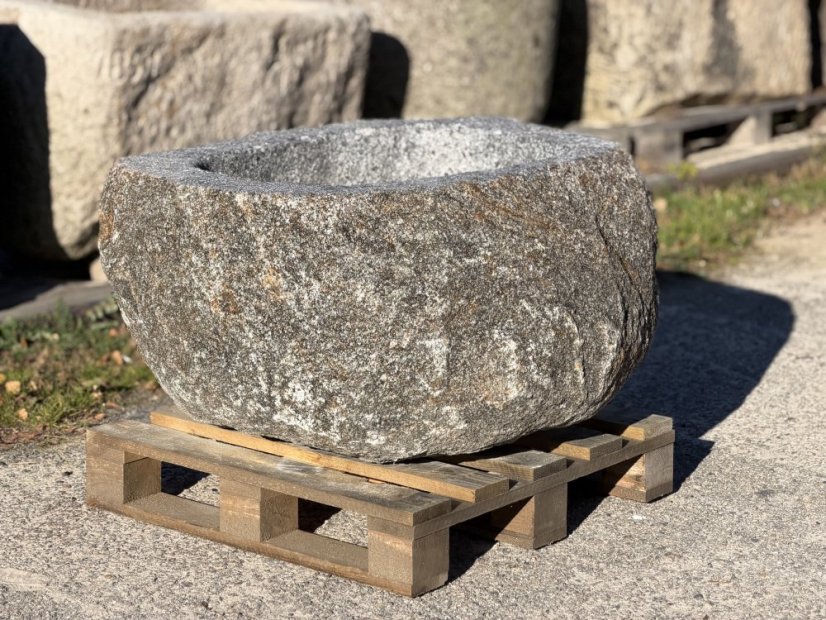 Kamenný balvan / květináč