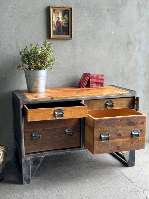 Starý železný pracovní komoda se šuplíky