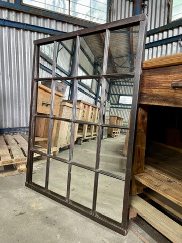 Industriální železné zrcadlo z továrního okna