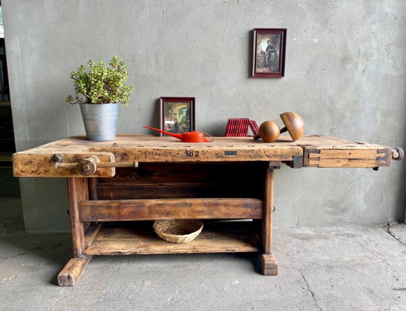 Starý masivní pracovní ponk se dřevěným svěrákem