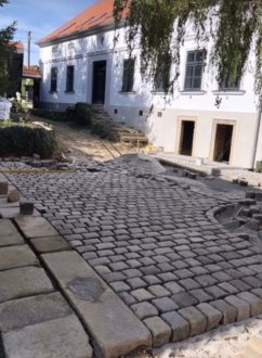 Velké staré dlažební kostky