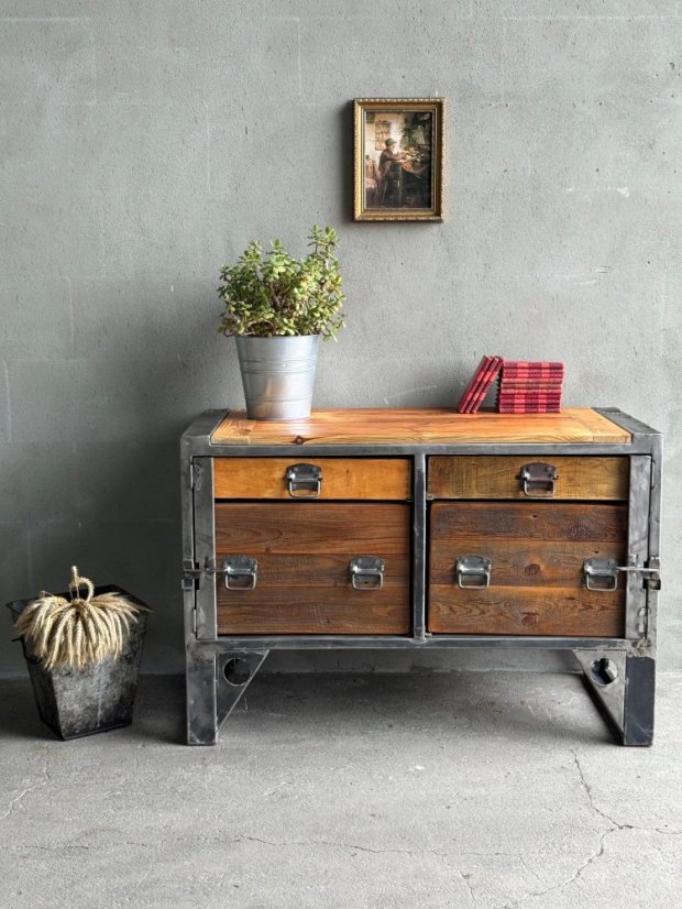Originální armádní komoda z V3S – železný pracovní stůl se šuplíky, celkový pohled