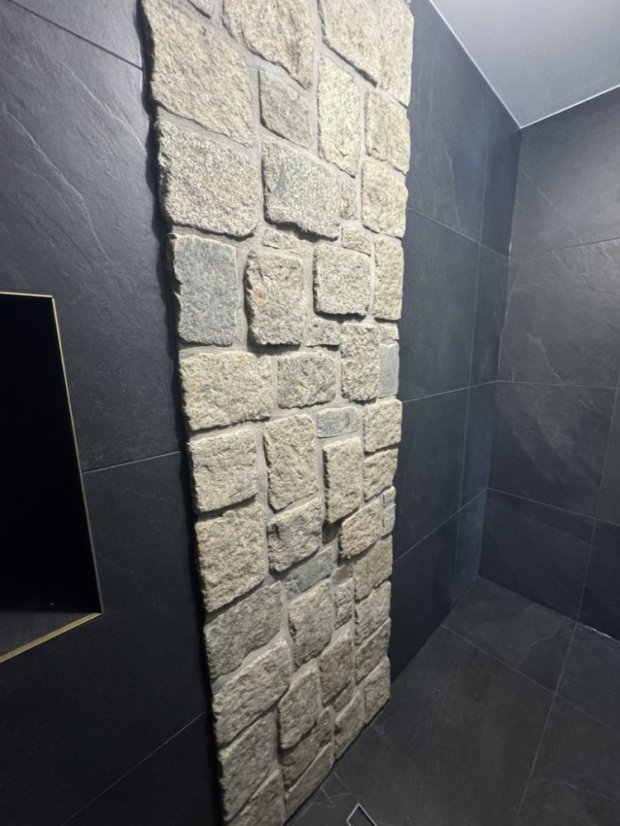 Řezané staré žulové kostky