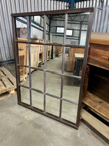 Industriální železné zrcadlo z továrního okna