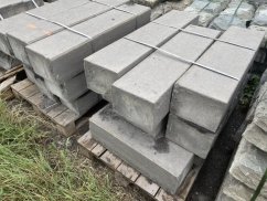 Staré kamenné obrubníky