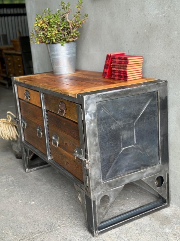 Navoskovaný kovový povrch komody V3S – ošetření proti korozi, detail