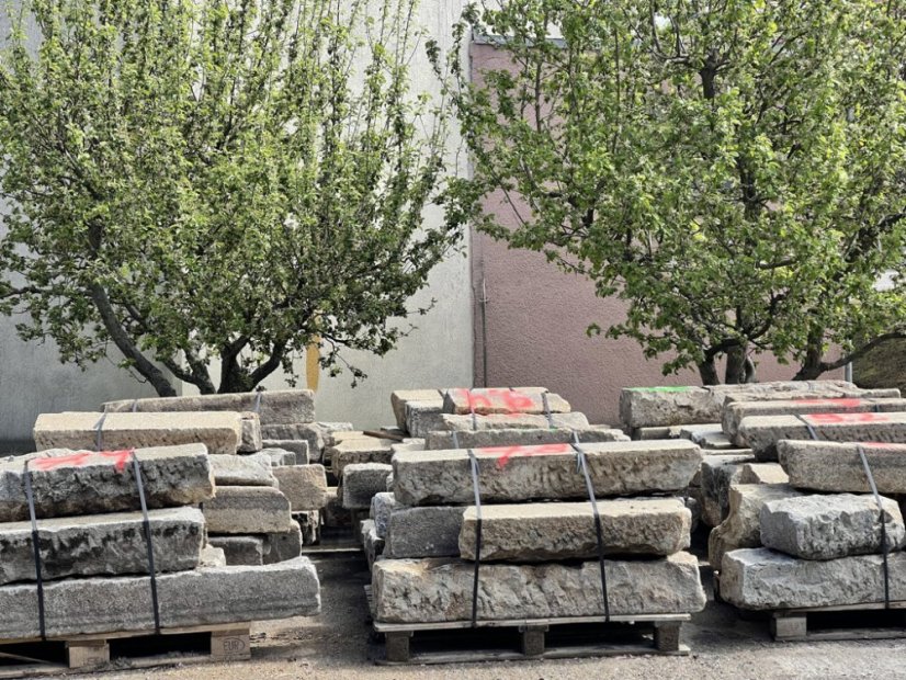 Staré kamenné obrubníky