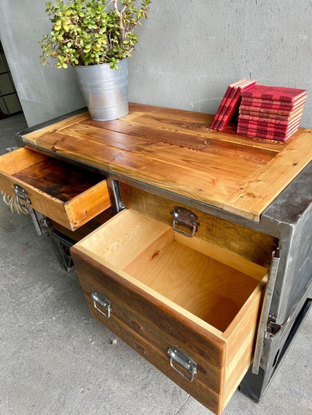 Dřevěná horní deska armádní komody V3S – detail dřeva a patiny