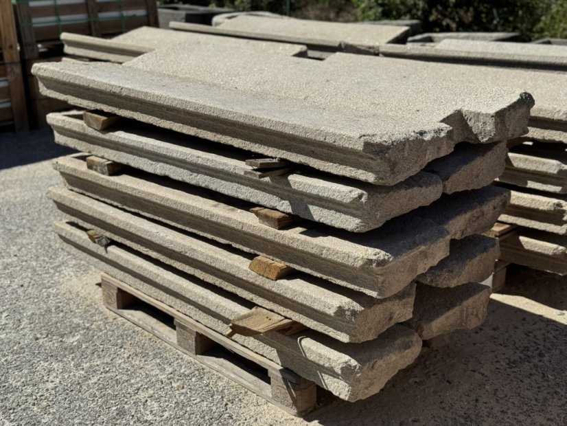 Starý kamenný schod s profilovým kulatým nosem