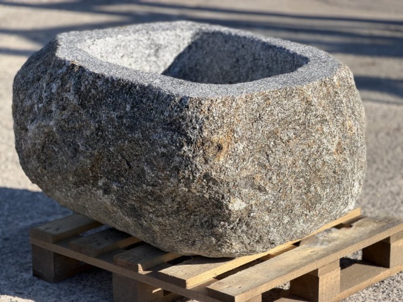 Kamenný balvan / květináč