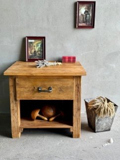 Renovovaná stará masivní dřevěná komoda se šuplíkem – celkový pohled