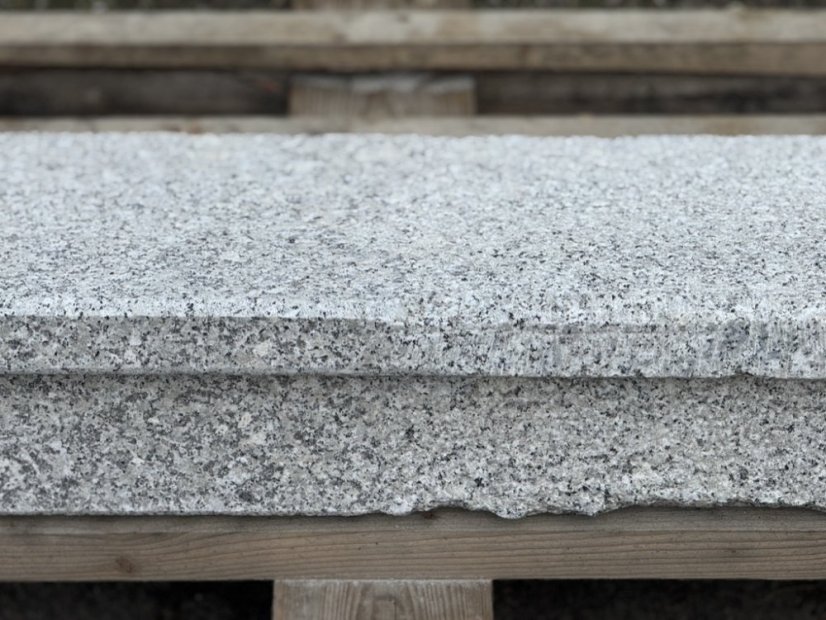 Žulové schody s profilovaným nosem / individuální výroba