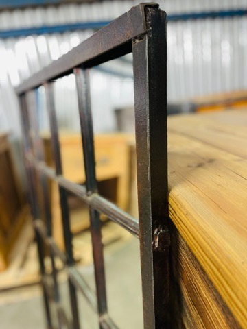 Industriální železné zrcadlo z továrního okna