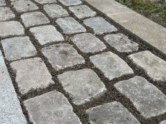 Řezané staré žulové kostky