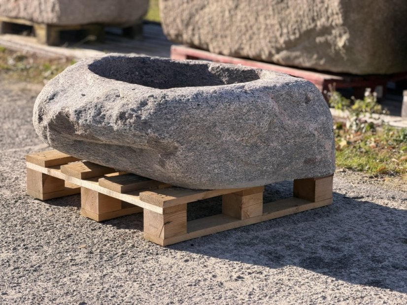 Kamenný balvan / květináč