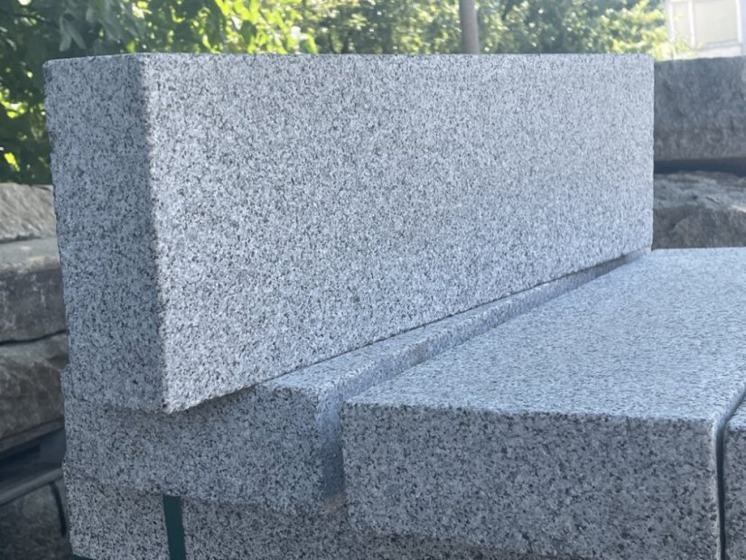 Žulový obrubník - opalovaný - Rozměry: 100 x 8 x 20 cm