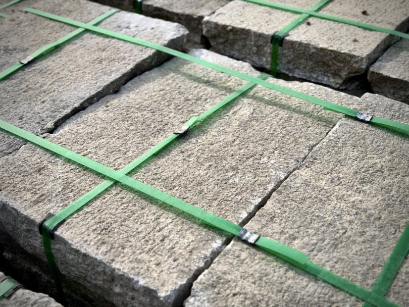 Stará žulová dlažba 60 × 40 × 7–9 cm