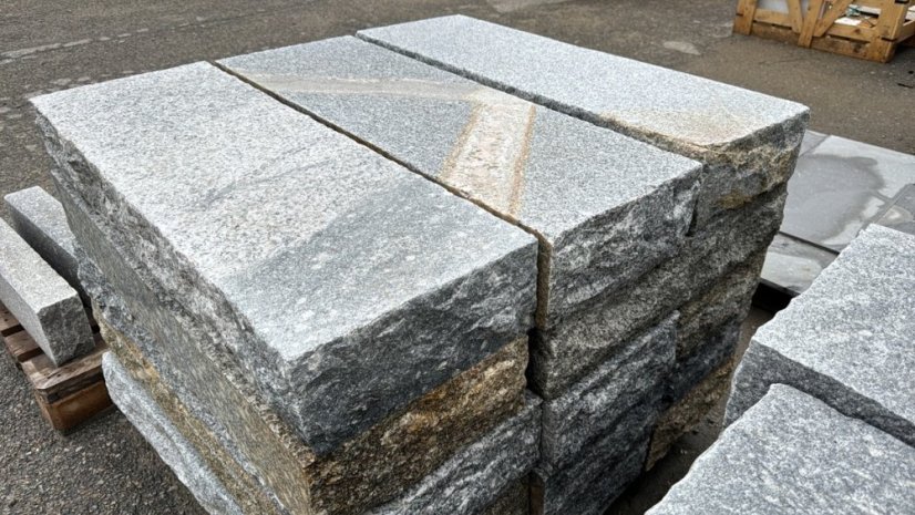 Rustikální masivní schod - MULTICOLOR