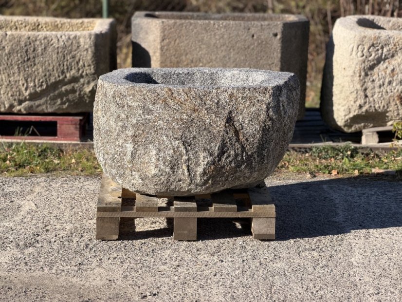 Kamenný balvan / květináč