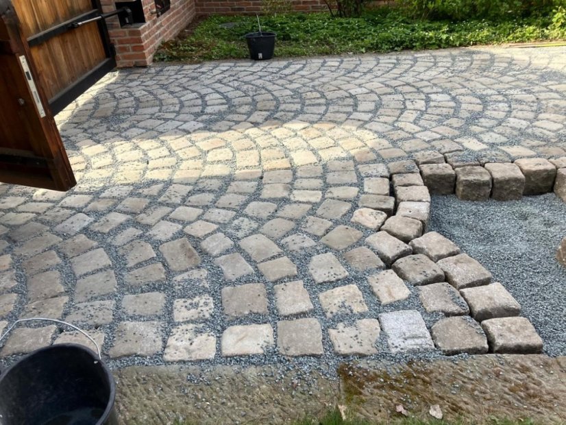 Velké staré dlažební kostky